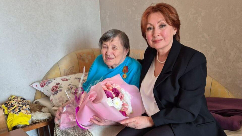 Юбилейные медали к 80-летию Победы вручили труженицам тыла в Усть-Каменогорске