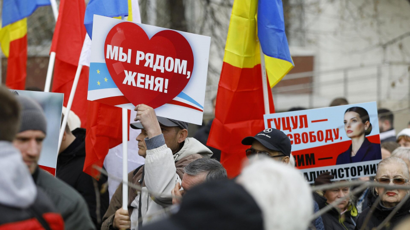 В Кишиневе проходит пикет у здания суда, где рассматривают дело Гуцул