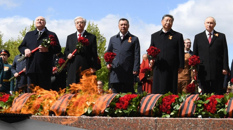 Токаев принял участие в церемонии возложения цветов к могиле Неизвестного солдата в Москве