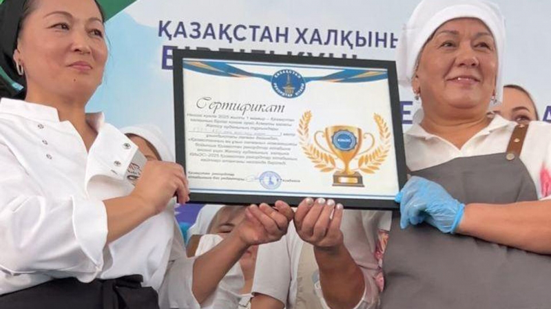 Лагман длиной почти 2 км приготовили в Алматы в День единства народа Казахстана