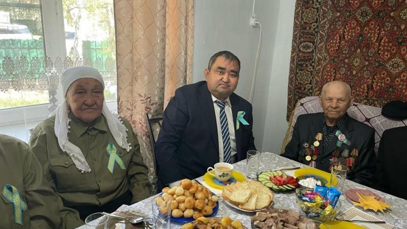 На востоке Казахстана поздравили 99-летнего ветерана с наступающим Днем Победы